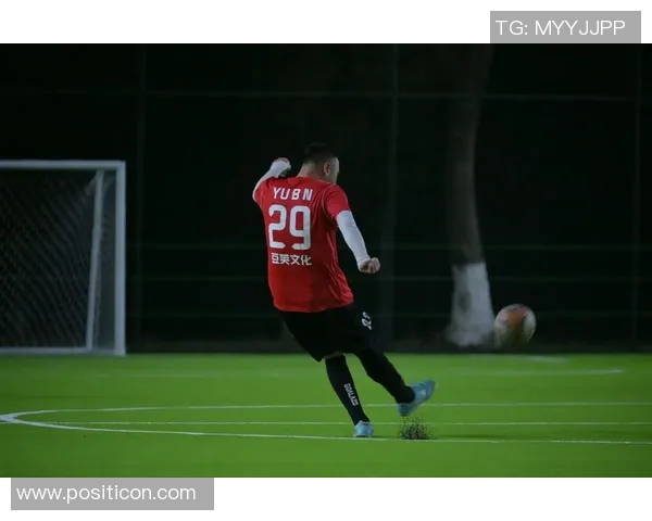 足球球星身穿紧身内搭训练视频展现强健身材与速度爆发力